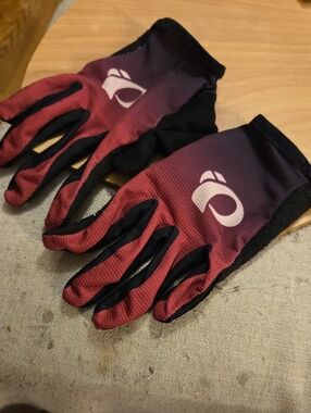 Pearl Izumi Burgundy to Purple Gradient Cycling Gloves with Black Accents